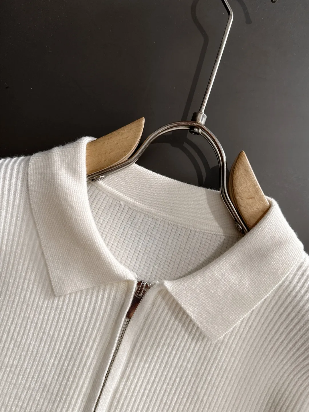 Next day shipping P360 Big Goose 2025 official website latest round neck sweater for autumn and winter, popular models are on sale at the same time at the counter! Specially made of wool blended fabric. It feels comfortable and can be directly in contact with the skin. The logo badge is exquisitely embroidered, which is extremely eye-catching! The details highlight the fashionable charm of big brands. Exquisite workmanship. Three-dimensional cutting style. The wearing effect is invincible and handsome! All three standards are complete! Size: M-3XL